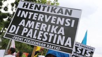 Spanduk soal Hentikan intervensi Amerika di Palestina pun menggema.