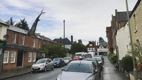 Awalnya, Dewan Kota Oxford sempat melarang keberadaan ikan hiu di atap rumah tersebut. Tapi kemudian setelah didiskusikan lagi, akhirnya diperbolehkan (caracourage/Instagram)