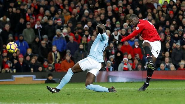 Manchester City unggul di lapangan, Manchester United unggul di media sosial.