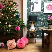 Tak perlu membeli pohon Natal pink yang baru. Pohon Natal hijau konvensional masih bisa terasa kekinian dengan ornamen serba merah muda. (Foto: Instagram)