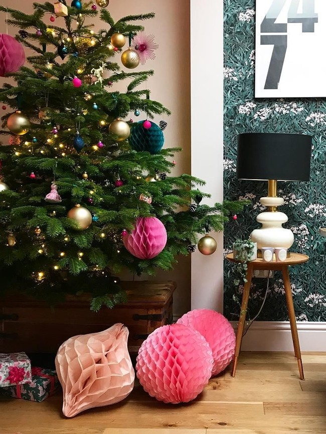 Tak perlu membeli pohon Natal pink yang baru. Pohon Natal hijau konvensional masih bisa terasa kekinian dengan ornamen serba merah muda. (Foto: Instagram)