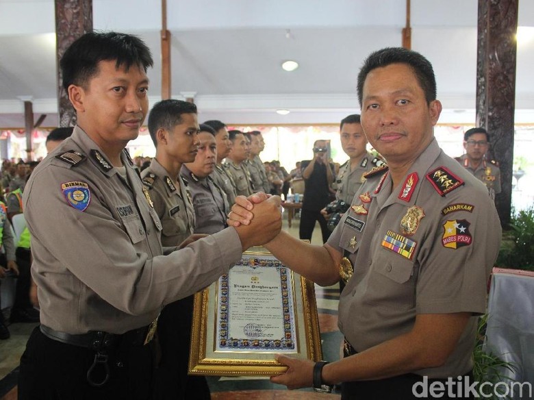 Ini yang Didapat Bripka Subhan Lantaran Gemar Berbagi Kotak Amal Ini yang Didapat Bripka Subhan Lantaran Gemar Berbagi Kotak Amal
