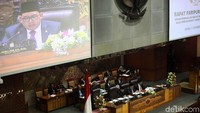 Pimpinan sidang membacakan surat pengunduran diri Novanto.