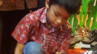 Ismail sangat antusias saat diajak ke pameran yang digelar oleh Dekranasda DKI tersebut. Bahkan, tuturnya, Ismail juga membeli sepatu batik khas Indonesia.