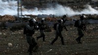 Polisi Israel melawan pendemo yang merupakan warga sipil dengan gas air mata. Mohamad Torokman/Reuters.
