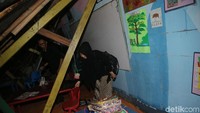 Usai hujan besar di Sekolah TK SAAJA Kuningan, Jakarta, Senin (11/12/2017) anak-anak langsung di evakuasi keluar ruangan. 