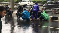 Beberapa motor yang mogok karena melintas di genangan air saat melintas di Jalan Gatot Subroto arah Cawang. (Indra-detikcom)