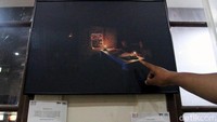 Wakil Gubernur Jawa Barat Deddy Mizwar, tertegun saat melihat sebuah foto dua orang anak yang sedang belajar di malam hari hanya disinari lampu minyak. Foto itu hasil jepretan jurnalis foto Antara Dedhez Anggara yang diambil di Dusun Cagakroya, Desa Cikamurang, Kecamatan Terisi, Kabupaten Indramayu, Jawa Barat.