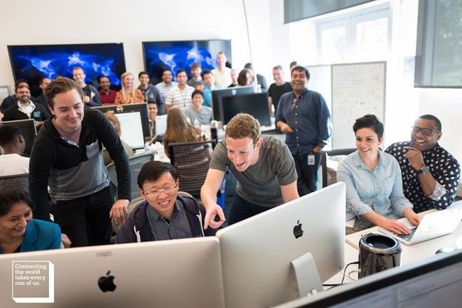 Selain Google, Facebook juga banyak diincar para pekerja. Situs jejaring sosial tersebut pun dikenal banyak memberikan keuntungan ekstra. Tak hanya untuk pegawai, pekerja magang pun diperhitungkan. Dilansir Time, Facebook menawarkan tempat tinggal, asuransi kesehatan, dan gaji hingga $7,000 (Rp 96 jutaan) per bulan untuk anak magang. Foto: Facebook