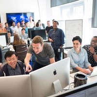 Selain Google, Facebook juga banyak diincar para pekerja. Situs jejaring sosial tersebut pun dikenal banyak memberikan keuntungan ekstra. Tak hanya untuk pegawai, pekerja magang pun diperhitungkan. Dilansir Time, Facebook menawarkan tempat tinggal, asuransi kesehatan, dan gaji hingga $7,000 (Rp 96 jutaan) per bulan untuk anak magang. Foto: Facebook