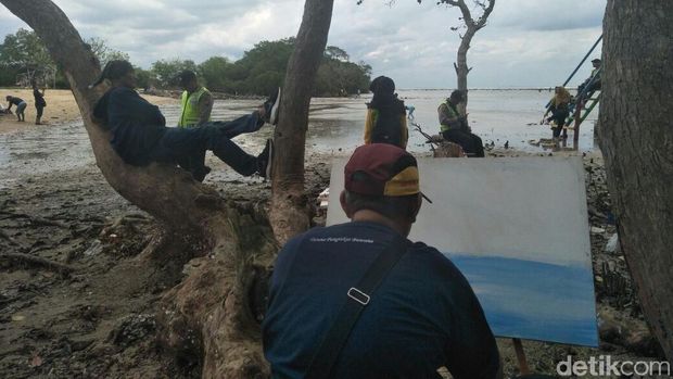 Melukis massal di Pantai Kutang/