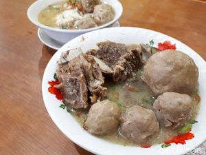Bakso Solo Samrat: Gurih Mantap! Bakso Isi Telur dengan 4 Potong Iga Empuk
