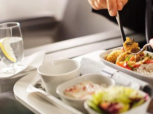 Makanan Pilot dan Penumpang Pesawat, Beda Nggak Ya?