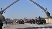 Parade militer digelar di ibu kota Baghdad, dengan melibatkan kendaraan militer seperti tank, truk hingga pesawat dan helikopter tempur. Foto: REUTERS/Stringer