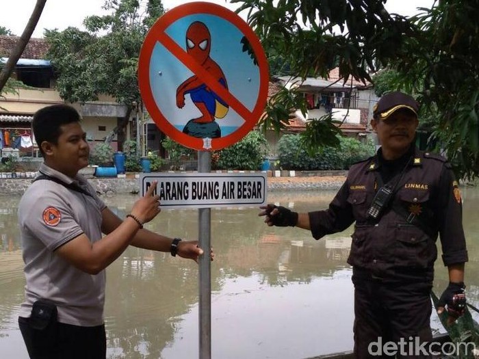 Rambu larangan BAB di kali Surabaya (Foto: Istimewa) Rambu larangan BAB di kali Surabaya (Foto: Istimewa)