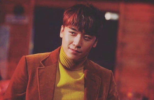 Salah satu fashion andalan Seungri adalah bergaya dandy menggunakan jaket atau blazer. Kali ini, ia pun mengenakan Shelton Notch Lapel Sport Jacket seharga $3440 (Rp 46 jutaan) keluaran Tom Ford. Jaket itu dipadukan dengan turtleneck kasmir dari brand yang sama. Foto: Instagram Seungri