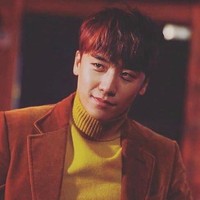 Salah satu fashion andalan Seungri adalah bergaya dandy menggunakan jaket atau blazer. Kali ini, ia pun mengenakan Shelton Notch Lapel Sport Jacket seharga $3440 (Rp 46 jutaan) keluaran Tom Ford. Jaket itu dipadukan dengan turtleneck kasmir dari brand yang sama. Foto: Instagram Seungri