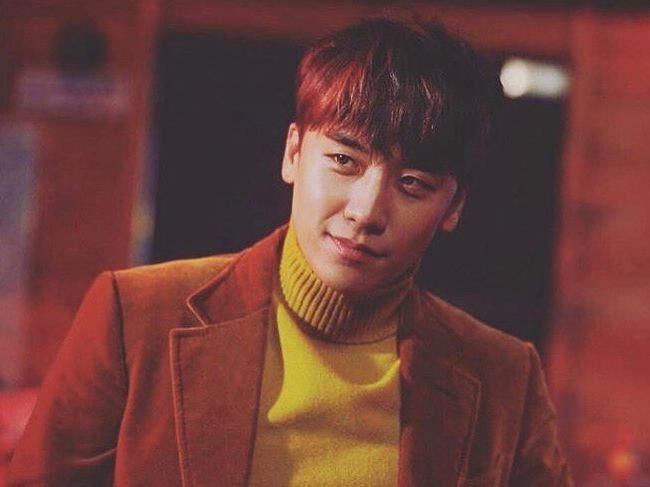 Seungri Big Bang diketahui dekat dengan banyak wanita. Tapi ternyata dulu dia juga pernah ditolak. Seungri mengaku pernah kencan dengan seorang wanita selama satu tahun. Tapi rupanya hanya Seungri yang merasa kalau mereka berpacaran, sementara wanita tersebut tidak berpikiran sama. Foto: Instagram Seungri