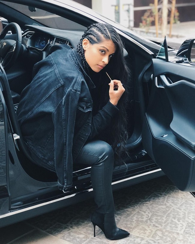 Lilly Singh juga memiliki kemampuan di bidang tarik suara. Dia beberapa kali merilis video yang menunjukkan kemampuannya menyanyi dan ngerap. Misalnya saja pada Juli 2014, dia merilis lagu berjudul #LEH. Dan pada 2016 kemarin, dia merilis lagu berjudul Voices. Foto: Instagram