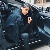 Lilly Singh juga memiliki kemampuan di bidang tarik suara. Dia beberapa kali merilis video yang menunjukkan kemampuannya menyanyi dan ngerap. Misalnya saja pada Juli 2014, dia merilis lagu berjudul #LEH. Dan pada 2016 kemarin, dia merilis lagu berjudul Voices. Foto: Instagram