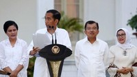 Sebelum di Balai Kota, mimbar untuk jumpa pers sudah beberapa kali digunakan di Istana Kepresidenan. Tentu saja wujudnya berbeda. Ini saat Presiden Jokowi menggunakan mimbar untuk mengumumkan Kabinet Kerja