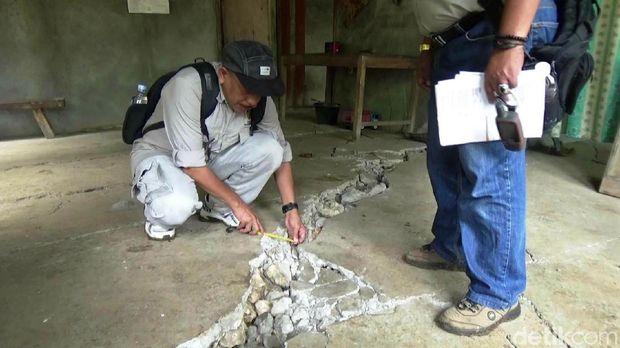 Tim dari PVMBG Bandung meneliti tanah bergerak di Purworejo.