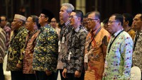 Acara itu juga dihadiri oleh sejumlah kepala daerah. Di antaranya yang terlihat berdiri paling depan yakni Gubernur Jawa Tengah Ganjar Pranowo, Gubernur Jambi Zumi Zola, dan Gubernur Banten Wahidin Halim.