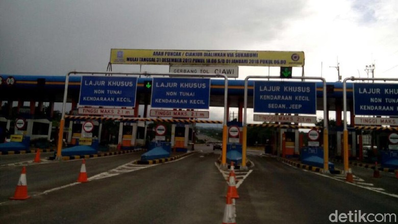 Ada One way Semua  Pintu  Tol  Jakarta  hingga Cikampek Ditutup 