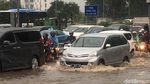 Potret Jalanan Jakarta Tergenang Pasca Hujan Ekstrem
