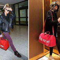 Untuk traveling, tas besar dari Supreme berikut memang bisa diandalkan. Tas ini juga jadi favorit Syahrini dan Hailey Baldwin. Foto: Instagram