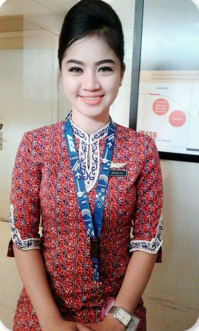 Endar Pratiwi Supardi pramugari dari maskapai LIon Air. Memiliki sorot mata yang tajam, dia tetap manis ketika tersenyum. Foto: Instagram