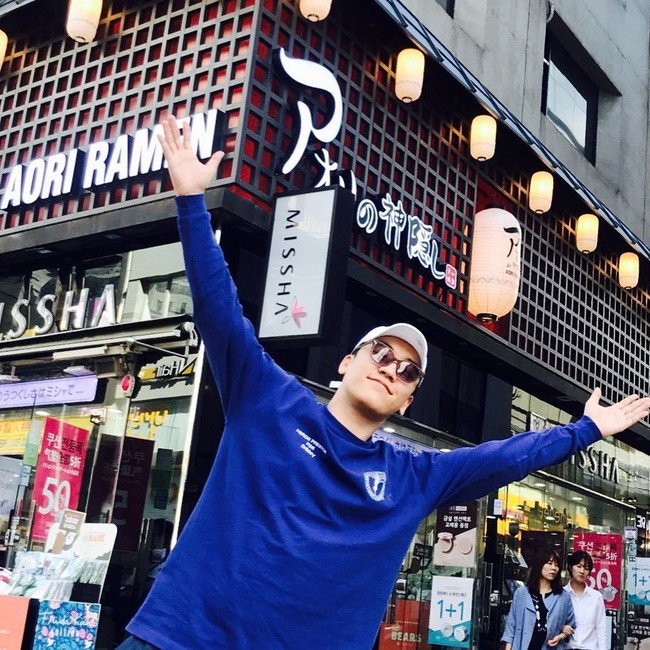 Sedangkan t-shirt keluaran Horon Preston yang dipakainya dalam peluncuran gerai baru Aori Ramen ini bisa didapatkan dengan $307 (Rp 5,5 jutaan). Foto: Instagram Seungri