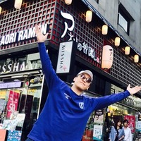 Sedangkan t-shirt keluaran Horon Preston yang dipakainya dalam peluncuran gerai baru Aori Ramen ini bisa didapatkan dengan $307 (Rp 5,5 jutaan). Foto: Instagram Seungri