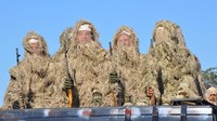 Personel kepolisian Irak yang mengenakan kostum kamuflase juga ikut dalam parade ini. Foto: REUTERS/Stringer