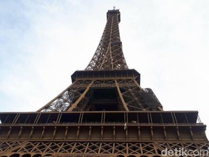 Membandingkan Tinggi Uang Korupsi Kokos dan Menara Eiffel