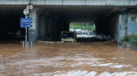 Kawasan Underpass Dukuh Atas juga tergenang air. Foto ini diambil pukul 14.56 WIB, dan terlihat ketinggian air itu mencapai separuh tinggi dari truk yang sedang melintas. (Foto: Ari Saputra)