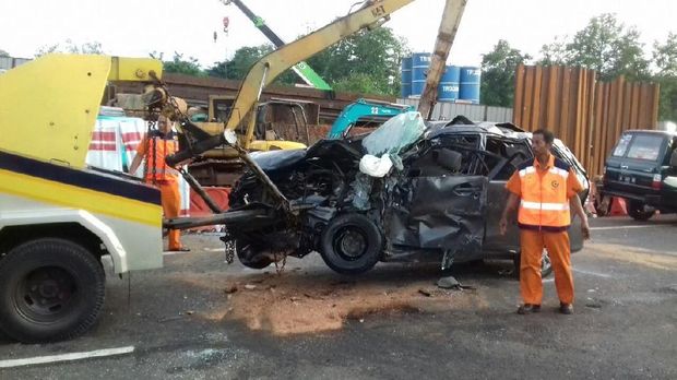 Begini Kondisi Mobil Usai Kecelakaan di Tol Cawang