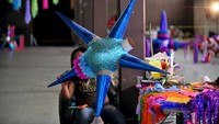 Kota San Miguel de Allende di Meksiko punya perayaan Natal yang meriah. Berbagai acara dikemas dengan konsep warna-warni, penuh seleb dan pinata! (Alfredo Estrella/AFP)