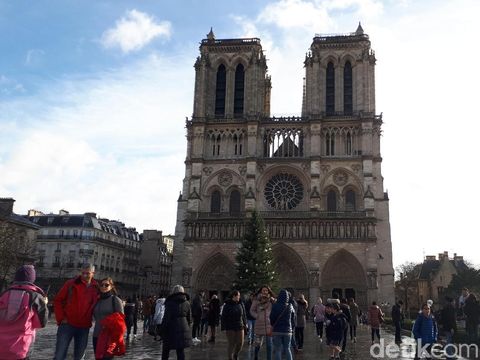 Notre Dame Terbakar, Baju Berusia 700 Tahun Berhasil Diselamatkan