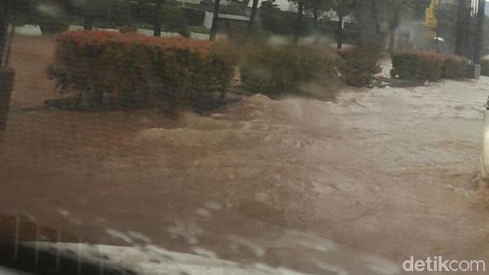 Banjir Juga Muncul di Jalan Rasuna Said Kuningan