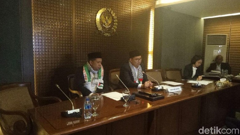 Fadli Zon dan Fahri Hamzah Kompak Pakai Syal Palestina Fadli Zon dan Fahri Hamzah Kompak Pakai Syal Palestina