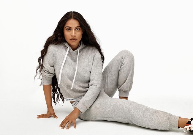Saat ini sejumlah brand juga menggandeng Lilly Singh sebagai bintang iklanya, seperti Calvin Klein dan Pantene. Foto: Instagram