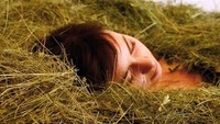 Italia punya treatment menggunakan jerami. Jerami dipercaya bisa menarik keluar racun, merangsang metabolisme dan memperkuat sistem kekebalan tubuh.Jerami dipanen dari padang rumput Alpe di Siusi, Italia pada pagi hari ketika seluruh minyak etherealnya masih ada. Kemudian diselimutkan ke badan. (CNN Travel)