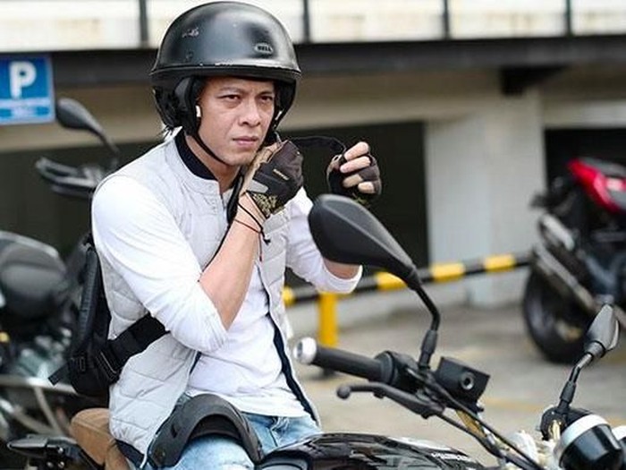 Saat ini banyak selebriti yang punya hobi naik motor. Mereka juga sering mengadakan touring dengan tunggangannya. Kini, selebriti yang punya motor gede (moge) bertambah lagi. Ialah Ariel Noah yang bergabung dengan selebriti lain yang pakai moge.