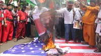 Mereka juga membakar foto Presiden AS Donald Trump.