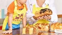 Mengajak sang buah hati, Jessica Iskandar mencoba peruntungan dengan membuka Barack Bakery. Produknya bukan cake melainkan roti kasur yang kabarnya dibuat pakai cinta. Duh! Foto: Instagram
