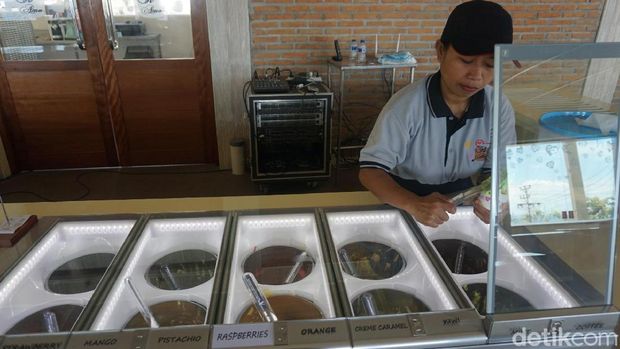 Pelayan mengambilkan es krim pesanan (Wahyu/detikTravel)