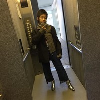 Yoshi juga tampil berani dan percaya diri dengan boot bernuansa silver platinum. Foto: Instagram