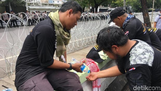 Mereka berwudu menggunakan air mineral