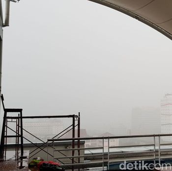Hujan Deras Hingga Gedung-gedung Tak Terlihat Guyur Jakarta Selatan